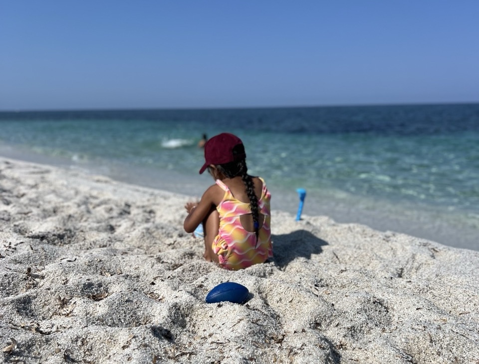 bambina che gioca con la sabbia a is arutas